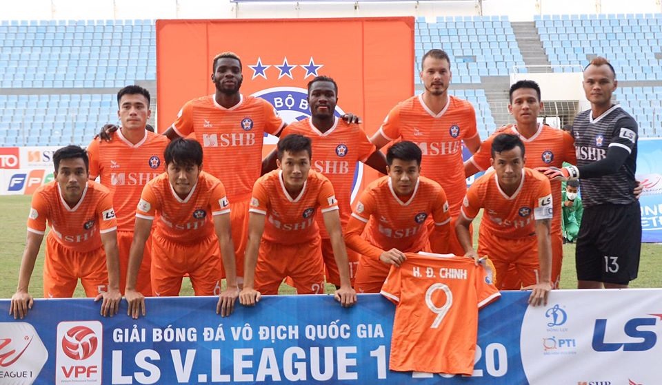 Các đồng đội Đà Nẵng tri ân tiền đạo Đức Chinh ở vòng 2 V.League 2020 trên sân nhà. Ảnh: ĐNFC