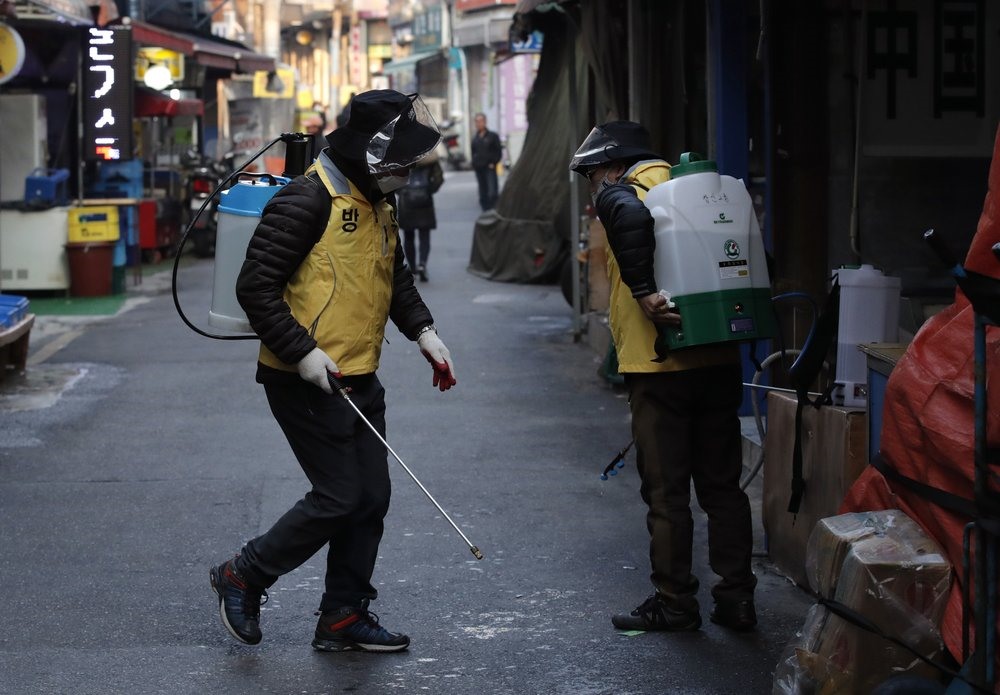 Tại Hàn Quốc, chính phủ nơi đây vẫn tiếp tục tăng cường các biện pháp nhằm hạn chế sự lây lan của dịch bệnh. Trong hình, nhân viên phun thuốc khử trùng tại một chợ địa phương ở Seoul (Hàn Quốc) ngày 18.3. Ảnh: AP.