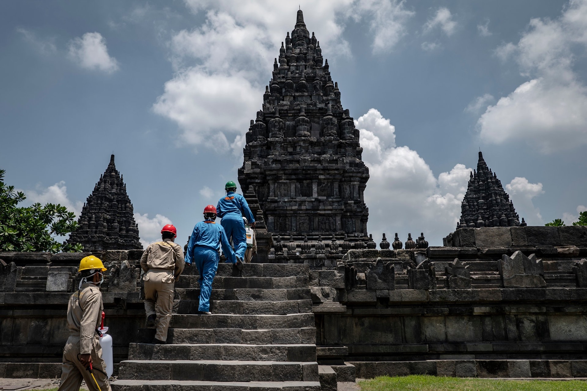 Trong hình, các nhân viên chuẩn bị phun khử trùng khu đền Prambanan ở Yogyakarta, (Indonesia) Ảnh: The New York Times.