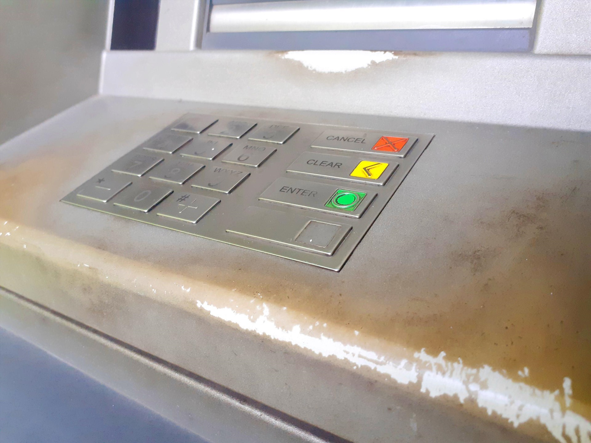 Nhiều cây ATM lâu ngày chưa được vệ sinh sạch sẽ.