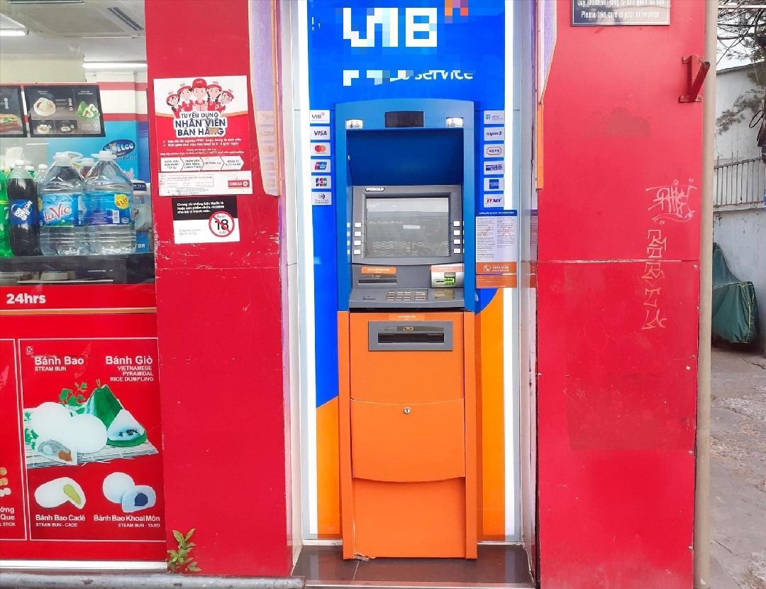 Tại TPHCM, hàng loạt điểm giao dịch ATM vẫn chưa được trang bị nước rửa tay sát khuẩn cho khách hàng.