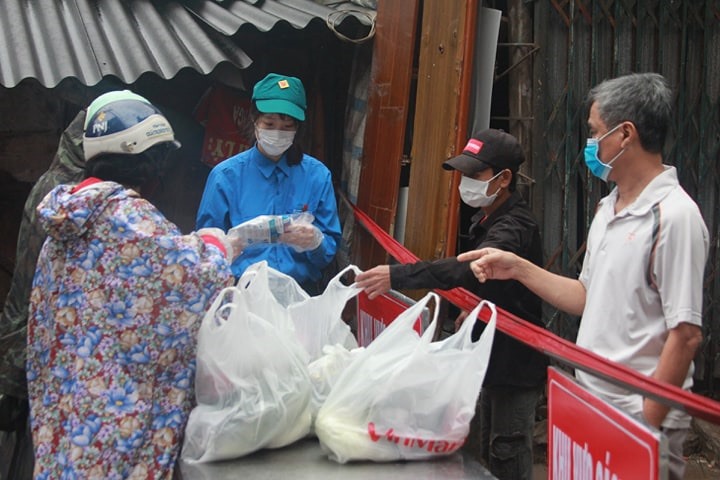 Các lực lượng chức năng của phường chuyển lương thực, thực phẩm cho người dân trong khu cách ly mỗi ngày.   Bà Bùi Thị Thơm (56 tuổi