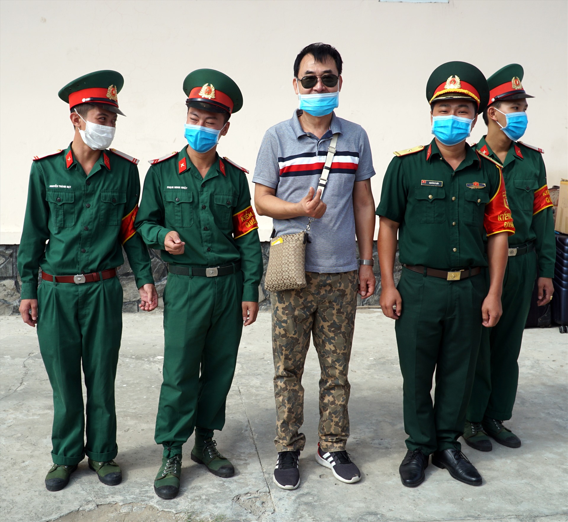 Anh Sung người Hàn Quốc xin chụp hình lưu niệm với các cán bộ chiến sĩ trước khi ra về (ảnh Nguyễn Phong)