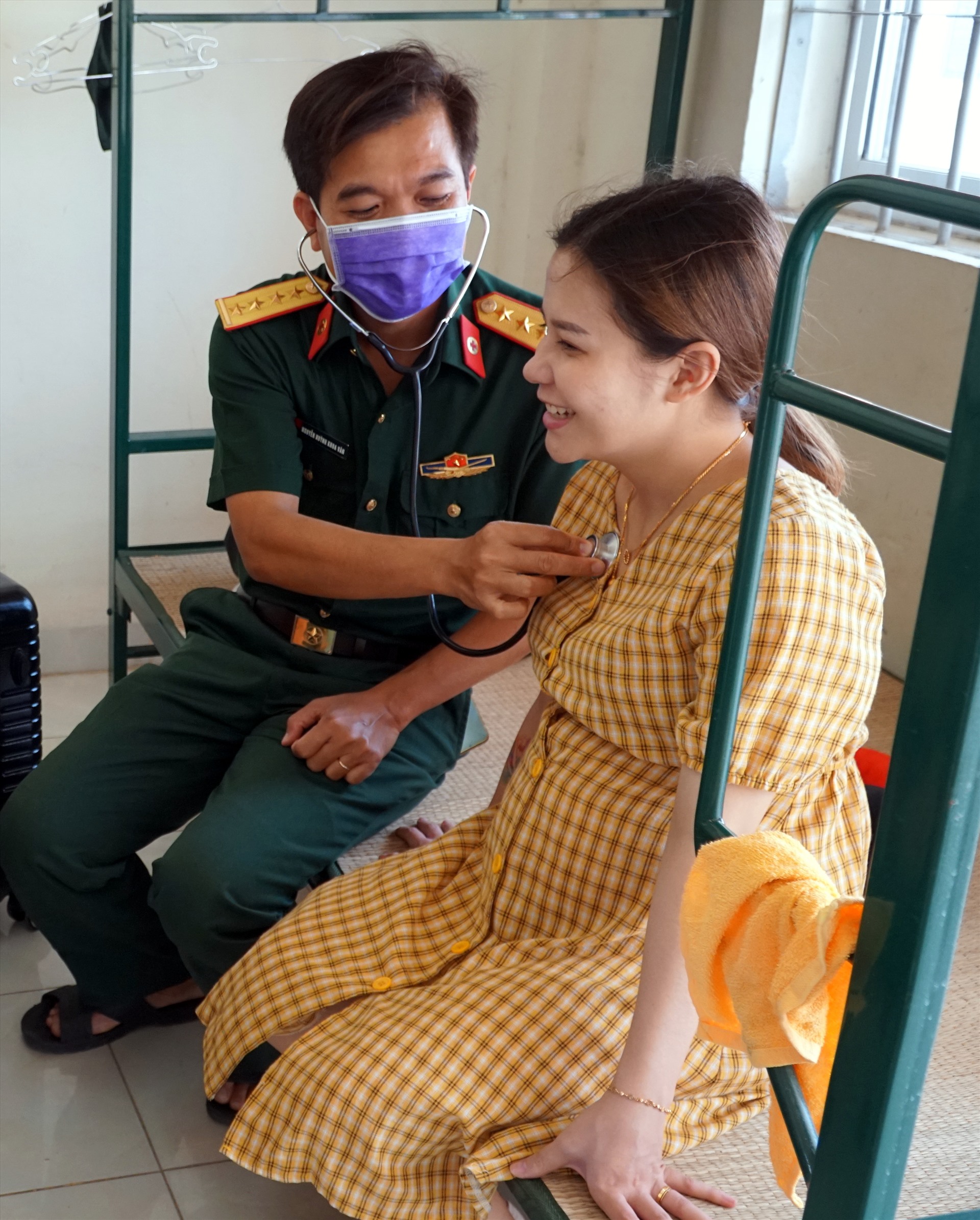 Kiểm tra y tế thường xuyên tại Khu cách ly Trường Quân sự Quân khu 9 (Sóc Trăng) ảnh Nguyễn Phong