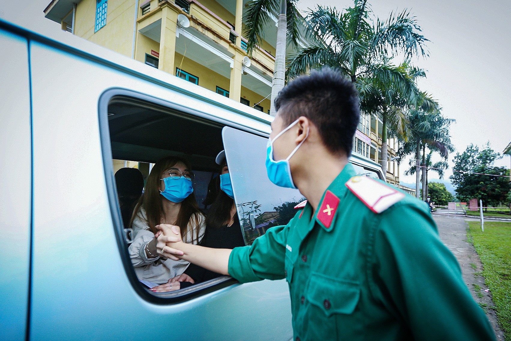 Những tình cảm xuất phát từ sự ân cần phục vụ nhân dân đã tạo cho công dân nhiều niềm tin, yêu các chiến sỹ áo xanh quân đội nhân dân Việt Nam.