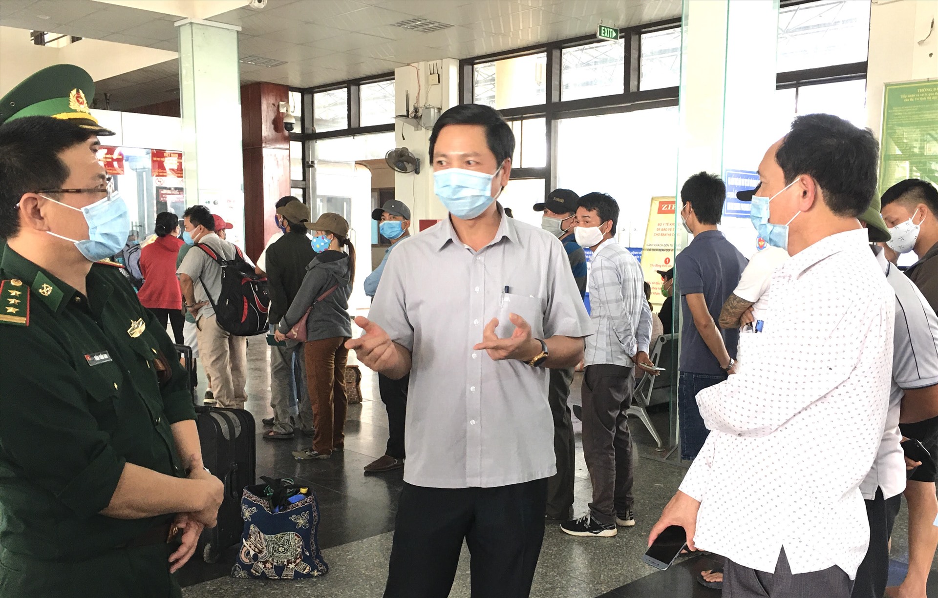 Ông Hoàng Nam - Phó Chủ tịch UBND tỉnh Quảng Trị chỉ đạo kiểm tra, cách ly người nhập cảnh ở Cửa khẩu Quốc tế Lao Bảo. Ảnh: NL.