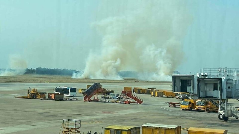 Cột khói bốc cao trong sân bay Tân Sơn Nhất.