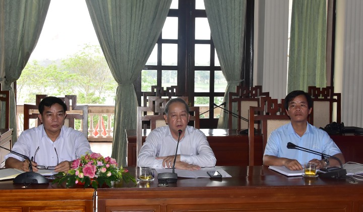 Chủ tịch UBND tỉnh Thừa Thiên Huế Phan Ngọc Thọ (giữa) phát biểu tại buổi làm việc. Ảnh: CTTĐT.