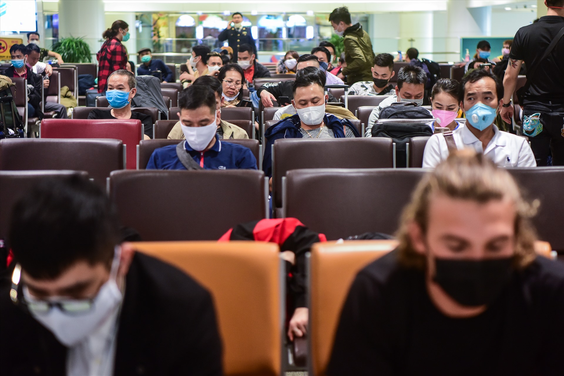 Những ngày gần đây, ngoài quy trình, thủ tục như thường lệ, hành khách trên các chuyến bay quốc tế đến Nội Bài phải khai báo y tế, lấy mẫu xét nghiệm tại sân bay và đi cách ly tập trung (nếu đến từ vùng dịch).