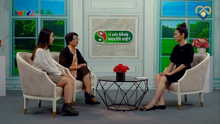 Bác sĩ Nhuần và khách mời Huyền Anh tại chương trình “Vì sức khỏe người Việt”