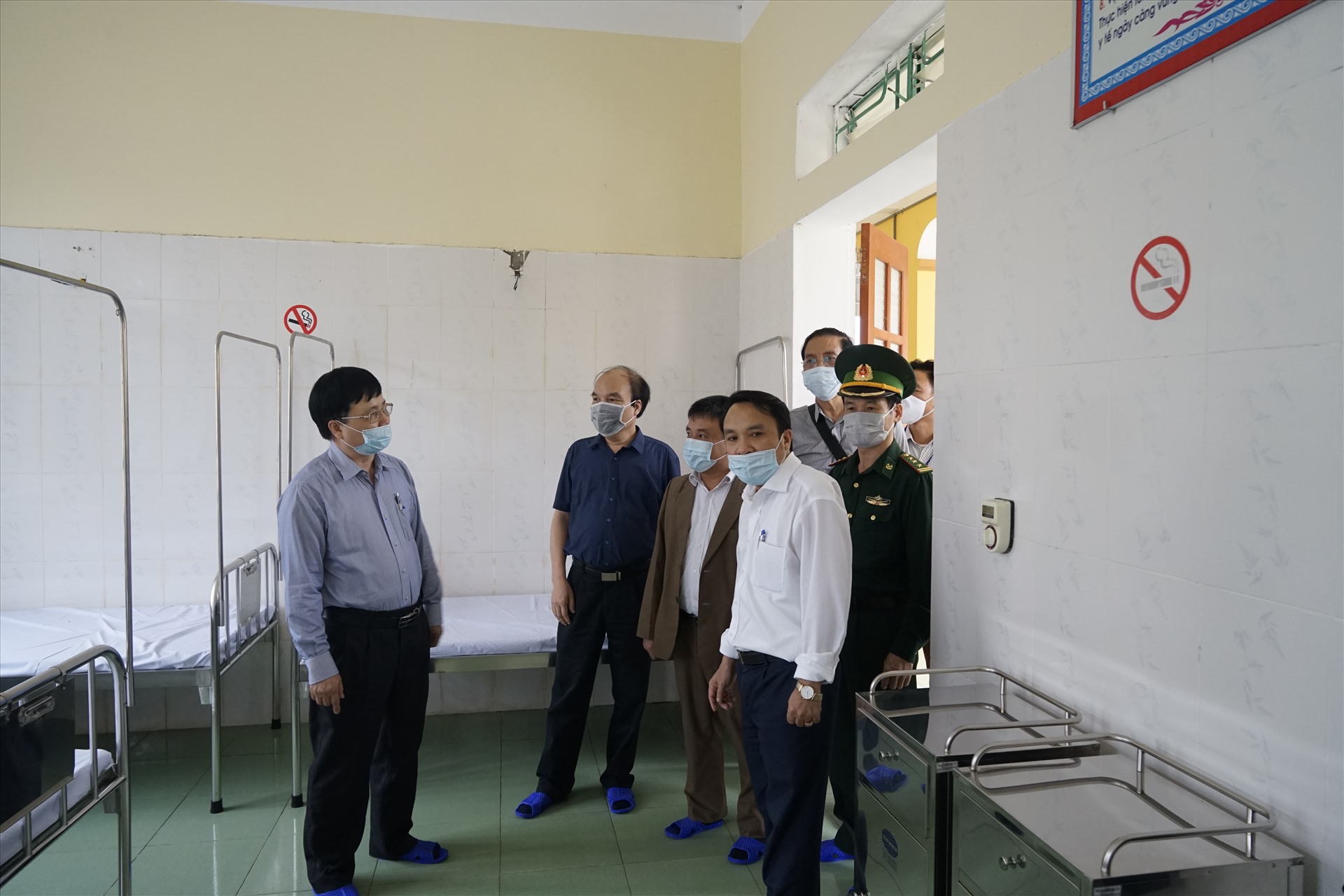 Phó Chủ tịch UBND tỉnh Nghệ An Bùi Đình Long kiểm tra phòng cách ly phòng dịch COVID-19 tại Trạm y tế xã Chiêu Lưu. Ảnh: QĐ