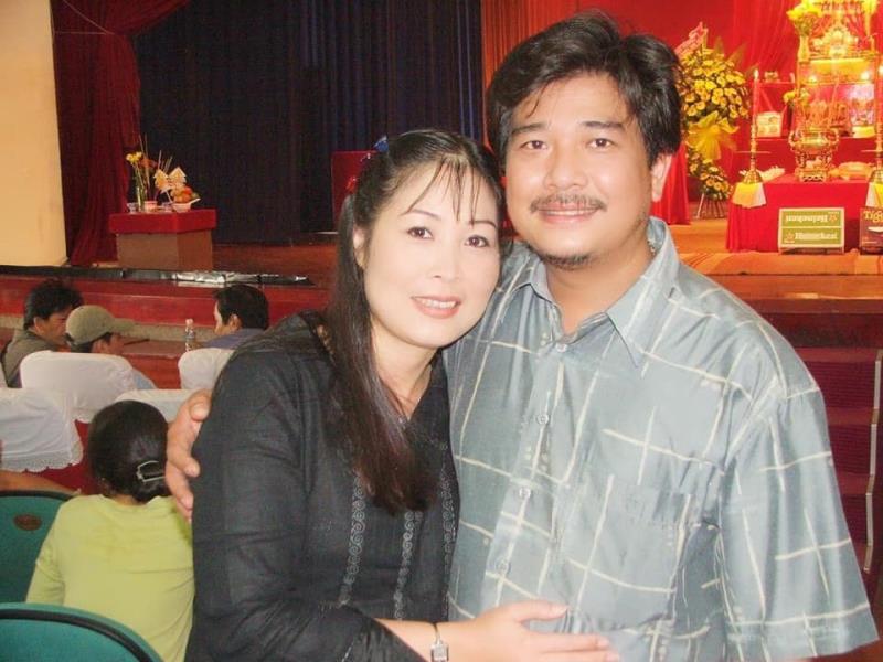 Nghệ sĩ Hồng Vân khoe ảnh thời trẻ của vợ chồng. Ảnh: FBNV