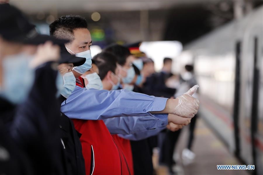 Người dân đến tạm biệt các y bác sĩ tại ga xe lửa Vũ Hán, tỉnh Hồ Bắc, Trung Quốc. Ảnh: Xinhua.