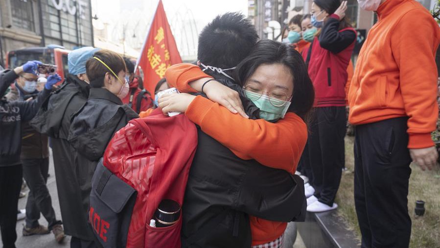 Thừa nhận những nỗ lực to lớn của các nhân viên y tế, Phó Thủ tướng Trung Quốc Tôn Xuân Lan cho biết những người vẫn đang điều trị cho bệnh nhân sẽ tiếp tục ở lại và những người điều trị cho các ca nguy kịch sẽ rời đi sau cùng. Ảnh: Xinhua.