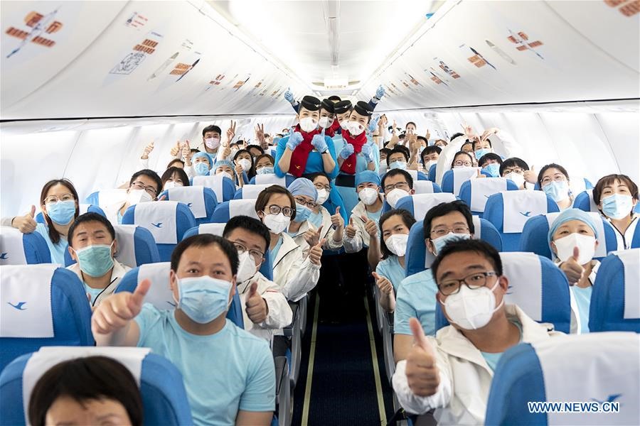 Một nhóm các nhân viên y tế chụp ảnh trên khoang máy bay trước khi cất cánh tại sân bay quốc tế Thiên Hà Vũ Hán, tỉnh Hồ Bắc, Trung Quốc. Ảnh: Xinhua.