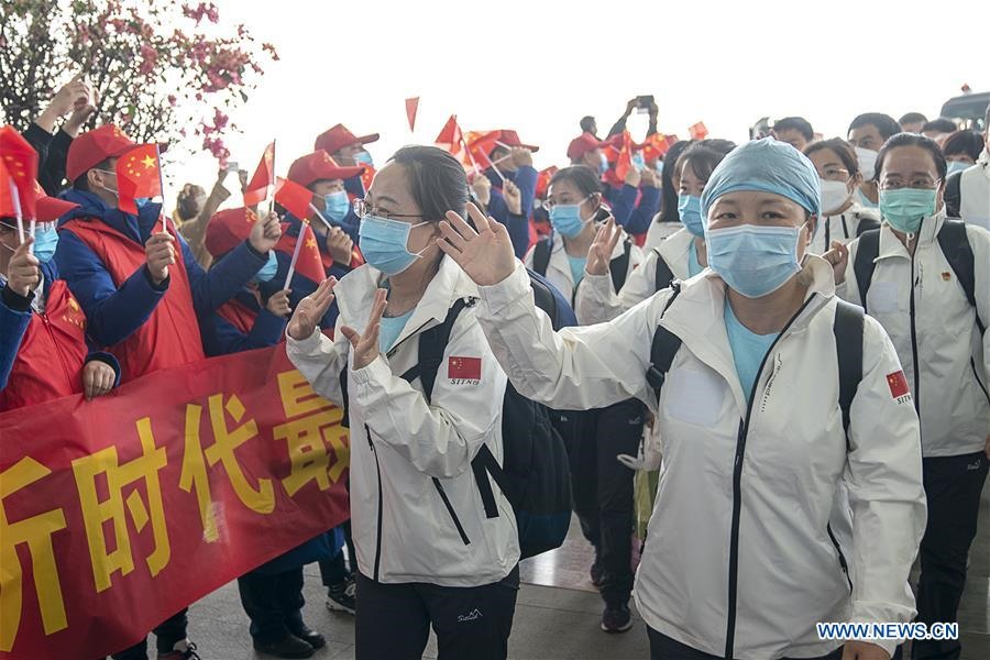 Các y tế tới từ thành phố Thiên Tân, Trung Quốc vẫy tay tạm biệt các tình nguyện viên trước khi rời khỏi Vũ Hán, tỉnh Hồ Bắc, Trung Quốc. Ảnh: Xinhua.