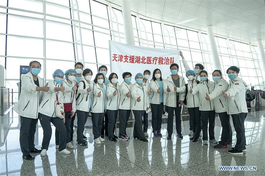 Đội ngũ y bác sĩ tỉnh Thiên Tân chụp ảnh lưu niệm tại cửa soát vé sân bay quốc tế Thiên Hà Vũ Hán, tỉnh Hồ Bắc, Trung Quốc. Ảnh: Xinhua.