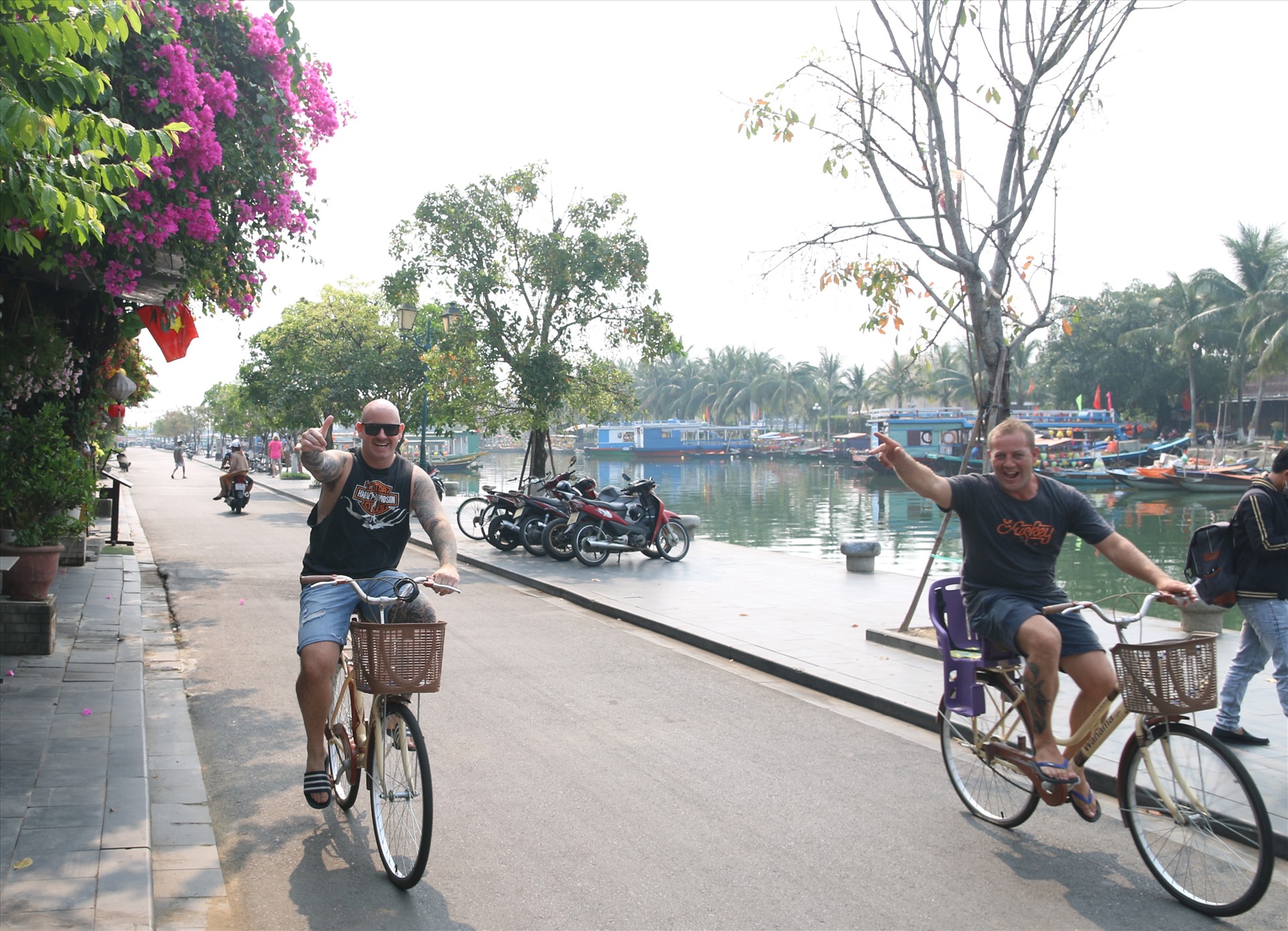 Hai du khách nước ngoài thản nhiên đạp xe dạo quanh phố cổ trước tình hình dịch COVID-19 diễn biến phức tạp.