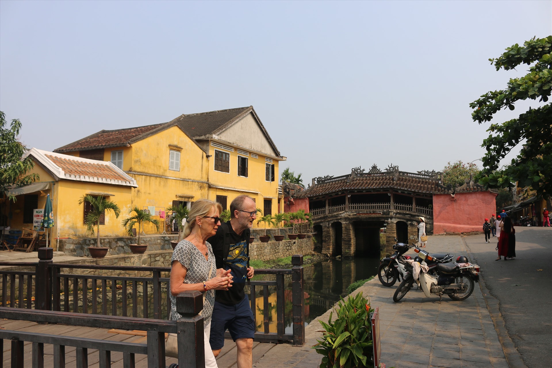 Tại di tích Chùa Cầu nơi đông đúc du khách đến tham quan chụp ảnh nhưng 2 du khách nước ngoài vẫn không đeo khẩu trang nhằm đảm bảo công tác phòng chống dịch bệnh viêm đường hô hấp cấp (COVID-19) đang diễn biến hết sức phức tạp.