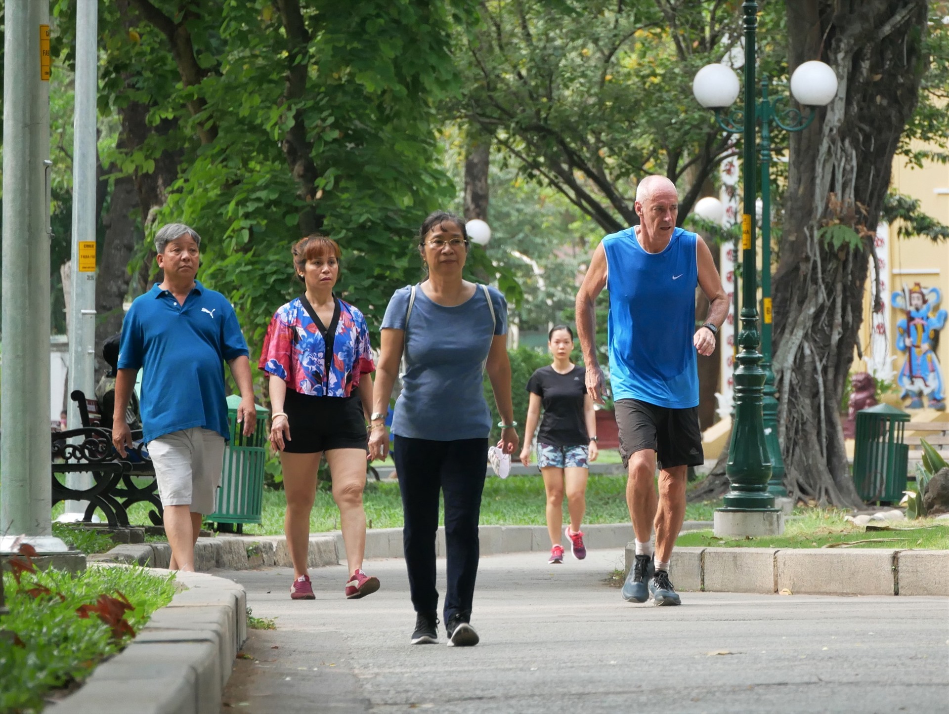 Hầu hết những người tham gia tập thể dục chủ yếu ở độ tuổi trung niên và người già. Nhiều người nước ngoài cũng tham gia chạy bộ.