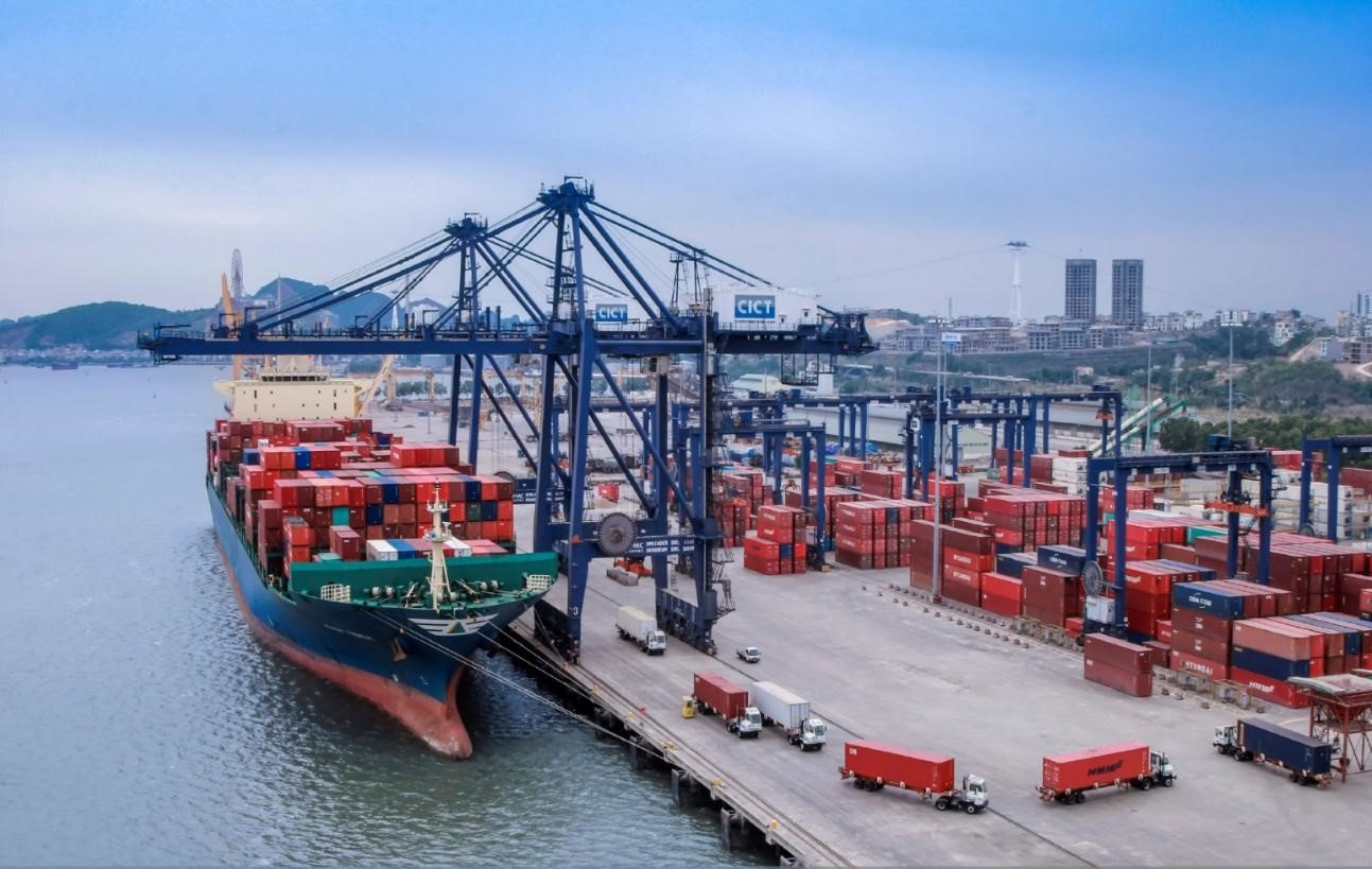 Cảng quốc tế Cái Lân vừa đón tàu container siêu trọng, chở linh kiện nhập từ nước ngoài về cho một nhà máy sản xuất xe Huyndai ở Ninh Bình. Ảnh: N.H