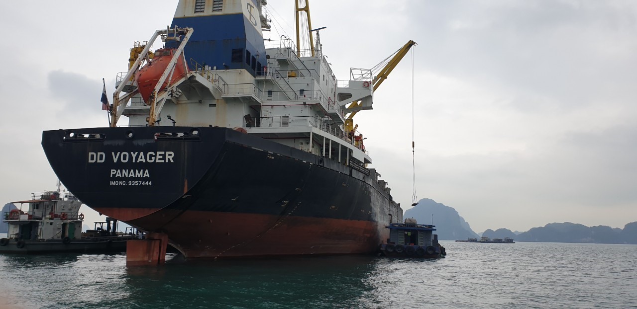 Tàu Panama vừa cập cảng khu vực Cẩm Phả, tỉnh Quảng Ninh. Ảnh: N.H