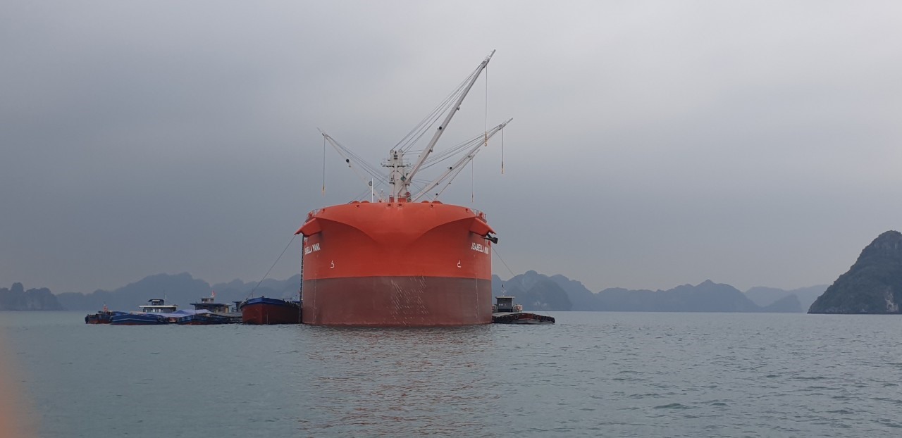 Các cảng biển của Quảng Ninh được đánh giá là rất thuận lợi cho các loại tàu lớn ra-vào. Ảnh: N.H