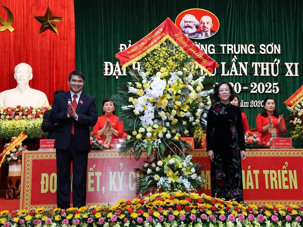 Đồng chí Trương Thị Mai, Trưởng Ban Dân vận Trung ương tặng hoa chúc mừng Đại hội. Ảnh: NT