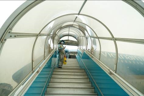 Khử trùng lan can, mui che ống lồng xe thang – vị trí hàng trăm khách tiếp xúc trên chuyến bay mỗi ngày.