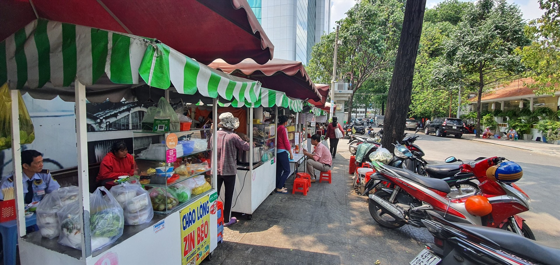Một số gian hàng trên phố hàng rong Nguyễn Văn Chiêm.
