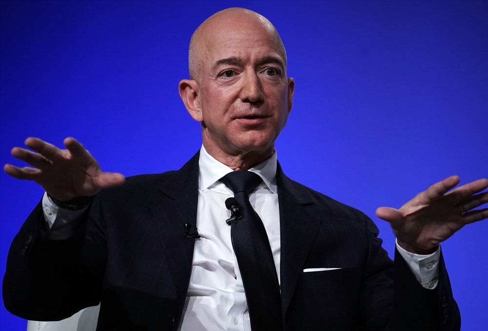 Người đứng đầu danh sách giàu nhất hành tinh vẫn là Jeff Bezos - CEO Amazon, chủ sở hữu của Washington Post. Ảnh: CNBC