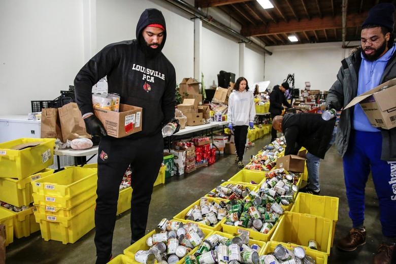 Tổ chức quyên góp thực phẩm để phân phát miễn phí tại một tại địa điểm ở Seattle, Washington, nơi mọi người có thể dễ dàng lái xe tới lấy, ngày 16.3. Ảnh: Reuters