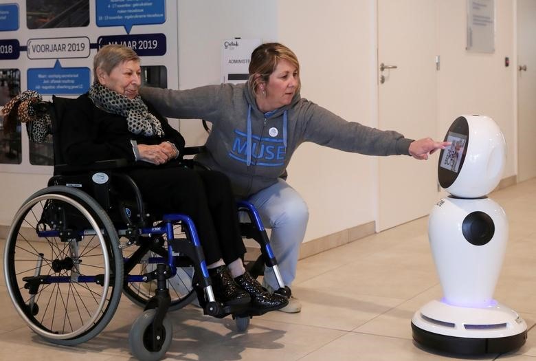 Một công ty ở Bỉ đã cung cấp các robot hỗ trợ người già liên lạc miễn phí với người thân trong gia đình đang ở nhà, ở Ostend, Bỉ, 16.3. Ảnh: Reuters