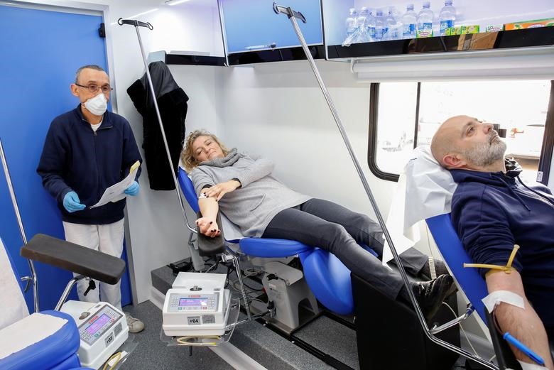 Hiến máu hưởng ứng kêu gọi từ bệnh viện và Chính phủ Italia nhằm giúp điều trị cho bệnh nhân COVID-19 ở Trung tâm Chữ thập đỏ tại Rome, Italia ngày 17.3. Ảnh: Reuters