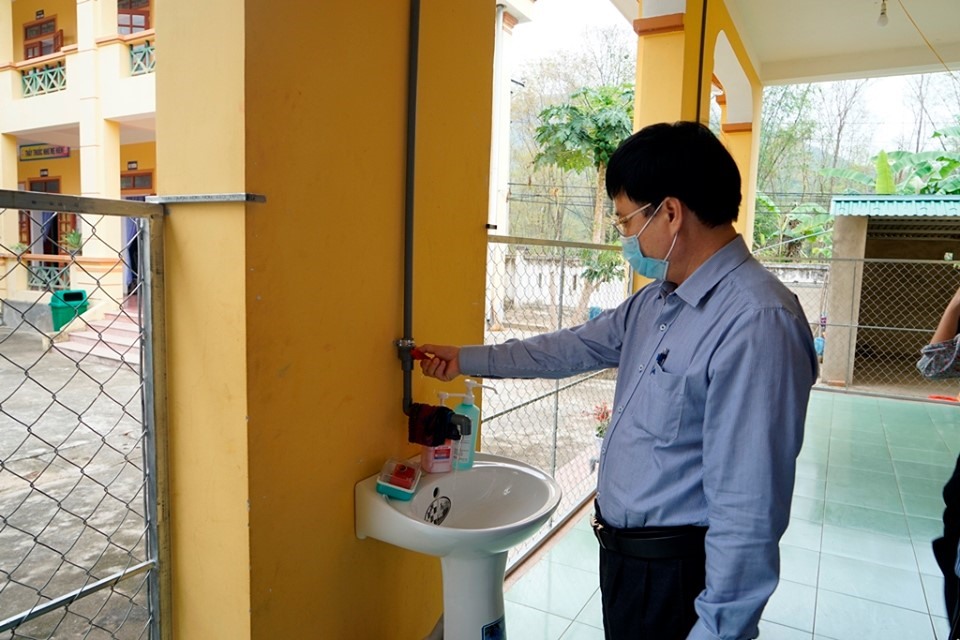 Phó Chủ tịch UBND tỉnh Nghệ An Bùi Đình Long kiểm tra hệ thống vệ sinh ở khu cách ly. Ảnh: QĐ