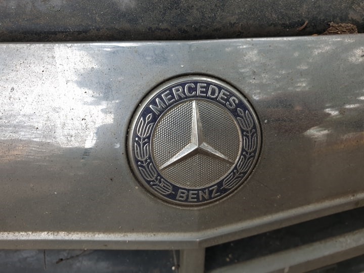 Logo ở phần đầu xe vẫn còn nguyên vẹn.