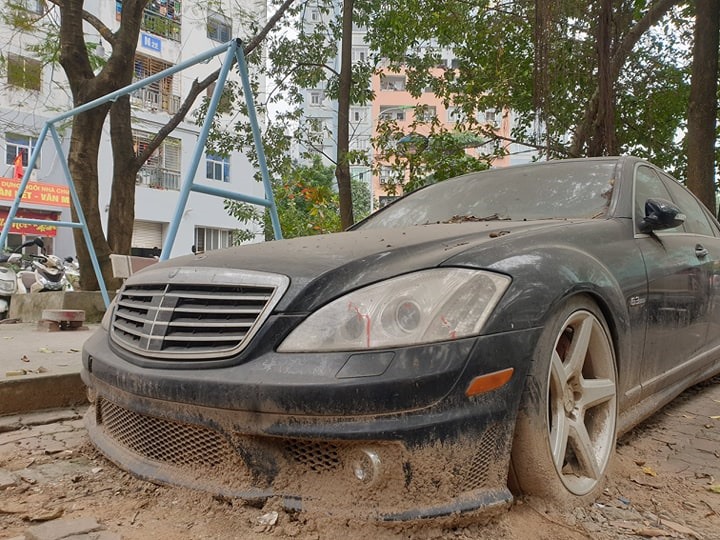 Bị bỏ lại quá lâu trên vỉa hè nên chiếc xe đã bị đất cát phủ kín.