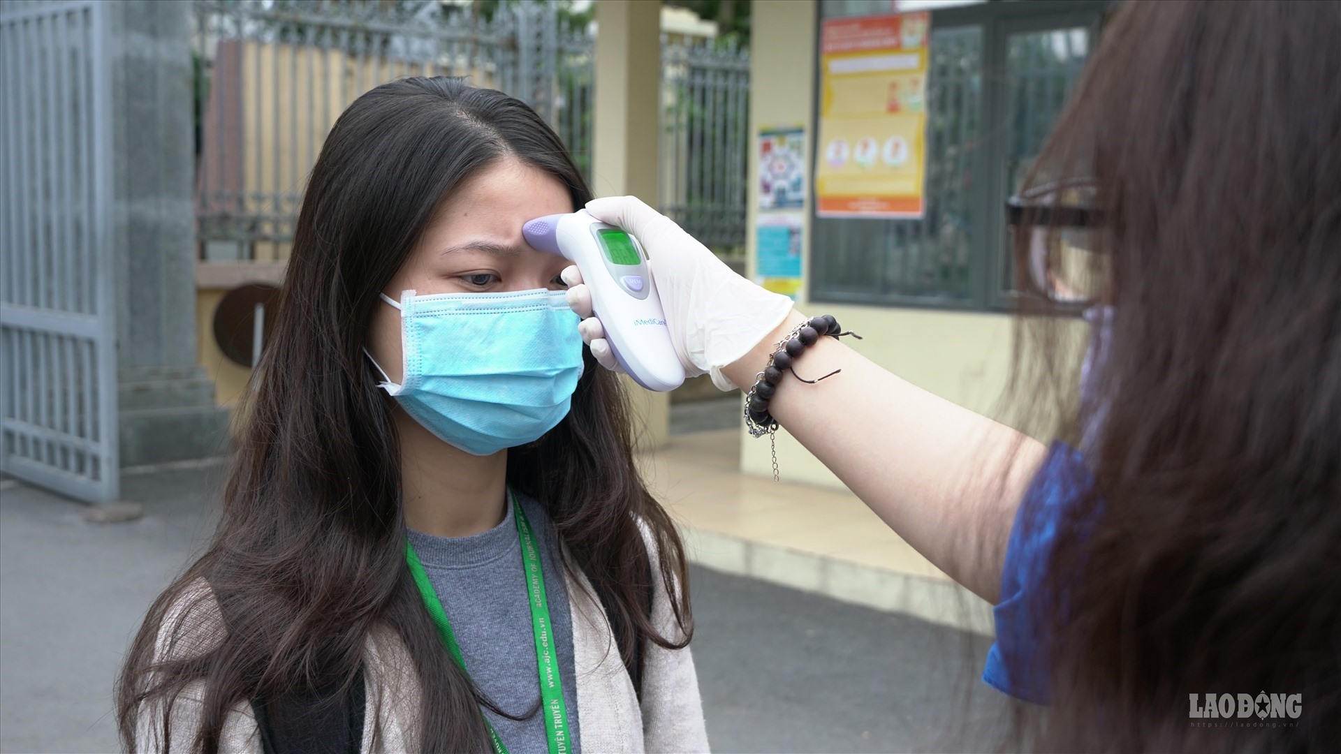 Tại Học viện Báo chí và Tuyên truyền, cán bộ y tế cùng đội tình nguyện thực hiện việc đo nhiệt độ cho sinh viên trước khi vào trường học tập. Ảnh: Học viện Báo chí và Tuyên truyền.