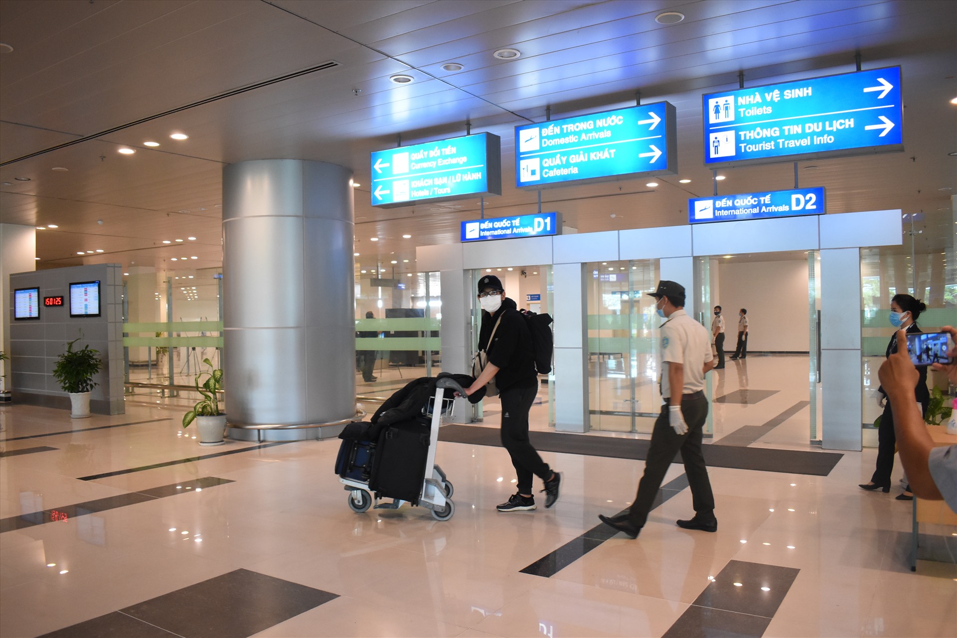 Các hành khách từ Hàn Quốc đến Cần Thơ. Ảnh: Thành Nhân