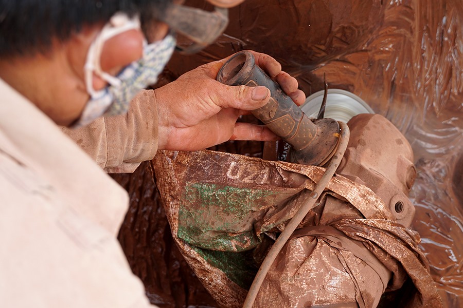 Để tạo ra từng pho tượng mang tính nghệ thuật, người làm nghề phải cặm cụi đục, đẽo, chịu đựng những âm thanh đến nhức óc từ máy tiện và bụi trắng phủ kín mặt, đầu, tóc và cả đôi tay chai sạn của họ.