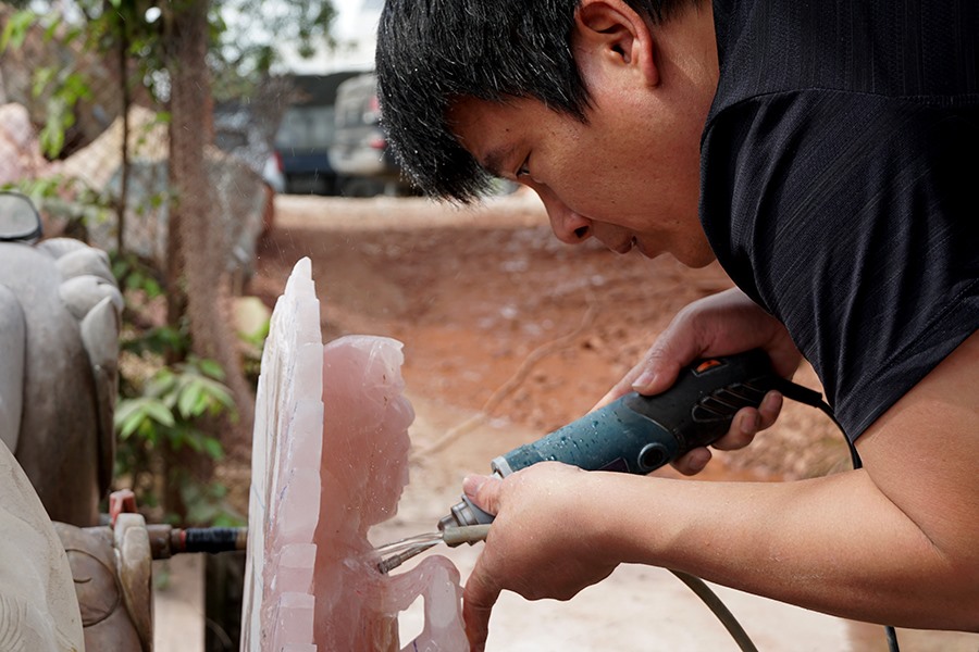 Nhìn người thợ chăm chỉ đục, đẽo, chạm khắc tạo ra những bức tượng đẹp đến mê hồn, nhưng ai biết rằng đằng sau những sản phẩm kia không biết có bao nhiêu mồ hôi, công sức đổ ra.