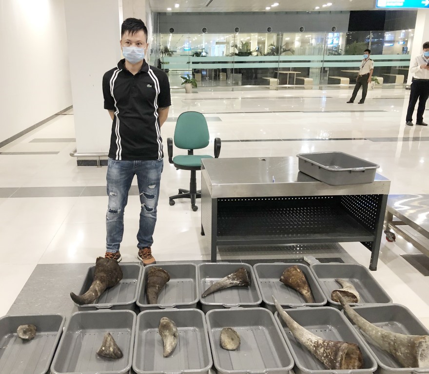 Đối tượng Sơn cùng tang vật tại sân bay Cần Thơ (ảnh do Cục Hải quan TP Cần Thơ cung cấp)