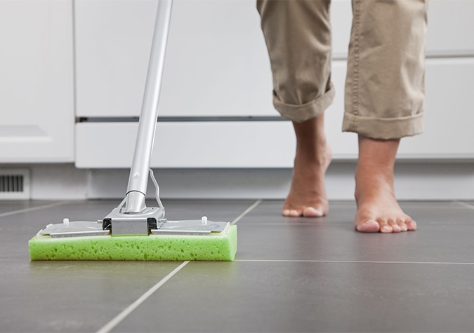 Không sử dụng dấm để lau gạch sàn nhà vì sẽ làm gạch bị ăn mòn. Ảnh: T. L.