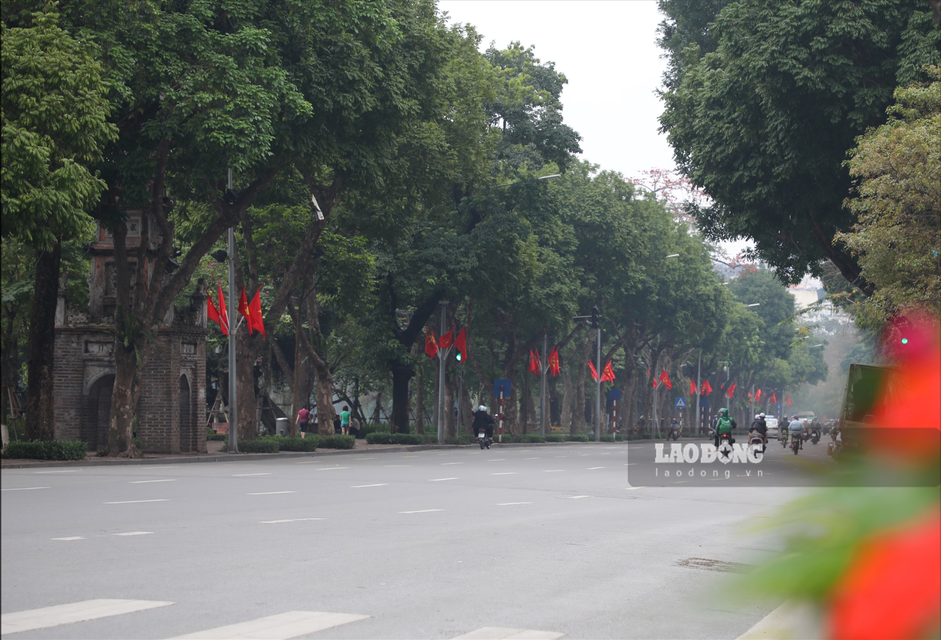 Tại khung giờ cao điểm, đường phố vắng vẻ lạ thường.