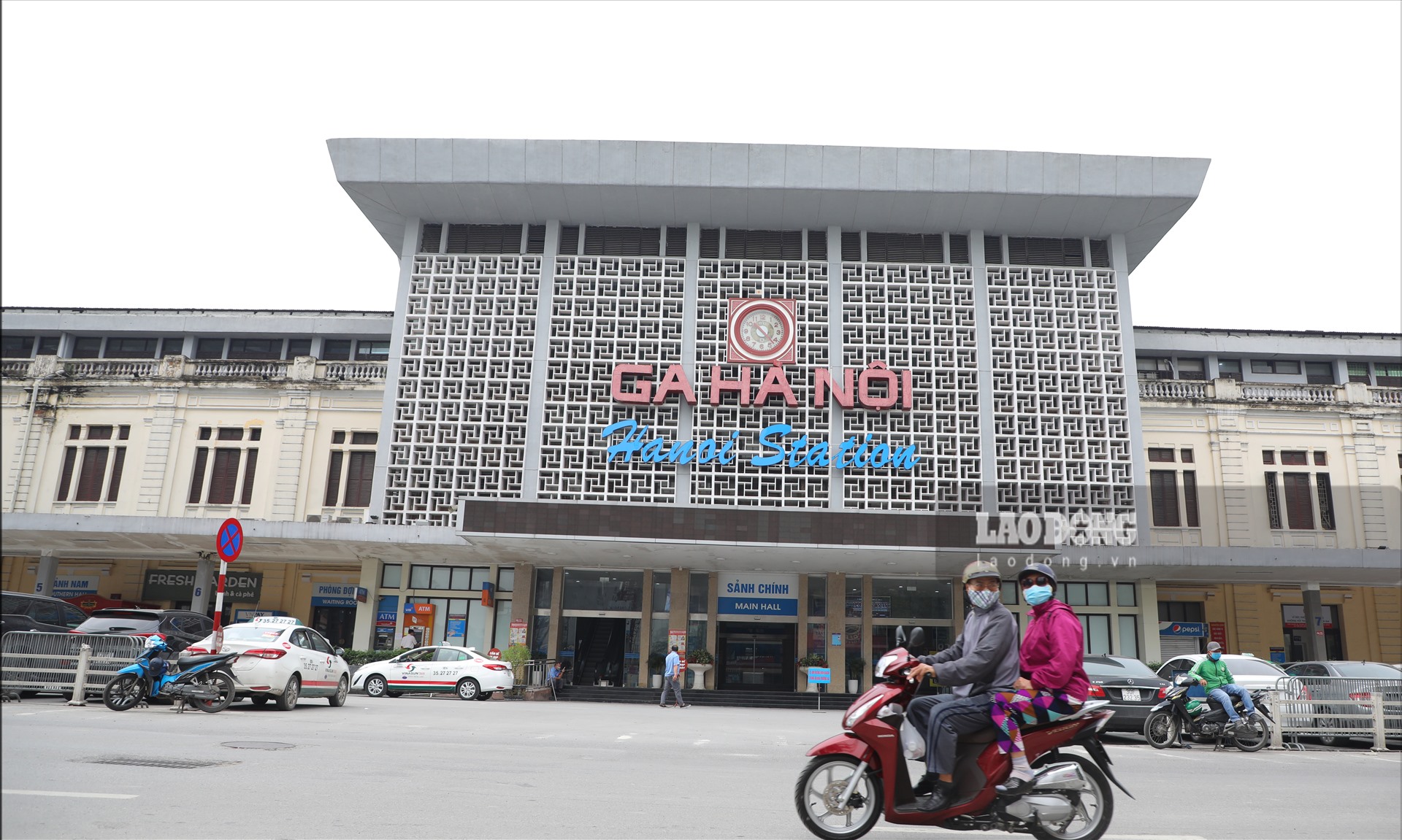 Tại cuộc họp Ban chỉ đạo phòng chống dịch COVID-19, Chủ tịch UBND thành phố Hà Nội Nguyễn Đức Chung khuyến cáo người dân nên ở nhà, hạn chế ra đường. Tại TPHCM, Sở Y tế Nguyễn Tấn Bỉnh đề nghị người dân không có việc cần thiết thì không nên ra đường, hàng quán không cần thiết thì nên đóng cửa, trừ các hàng thuốc, thực phẩm...