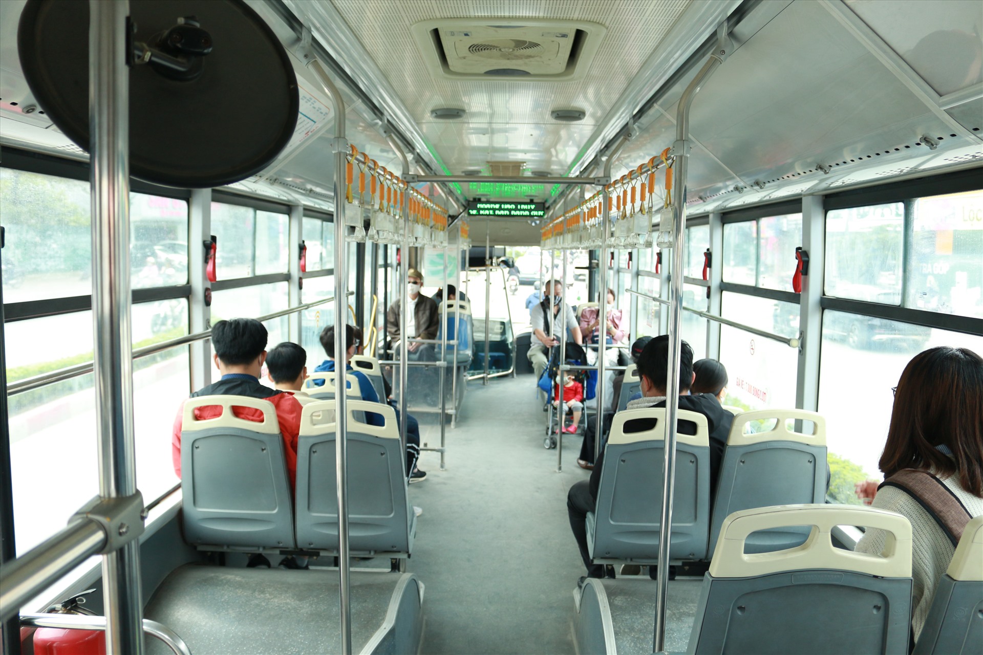 Lãnh đạo Trung tâm Quản lý và điều hành giao thông đô thị Hà Nội cho biết thêm, đơn vị đã thành lập 9 tổ kiểm tra việc đảm bảo phòng chống dịch bệnh COVID-19 trên xe buýt hàng ngày.