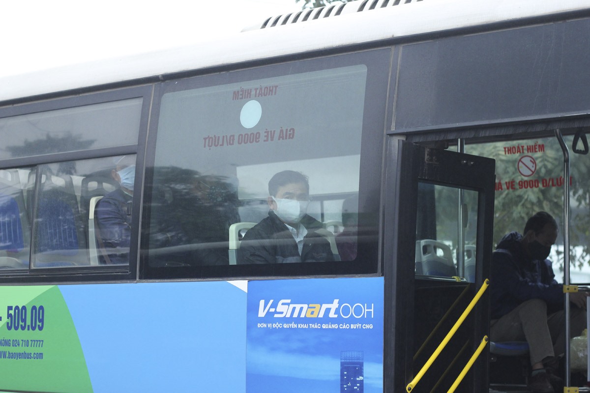Trên xe buýt, nhiều hành khách đã sử dụng khẩu trang để phòng, chống dịch COVID-19.
