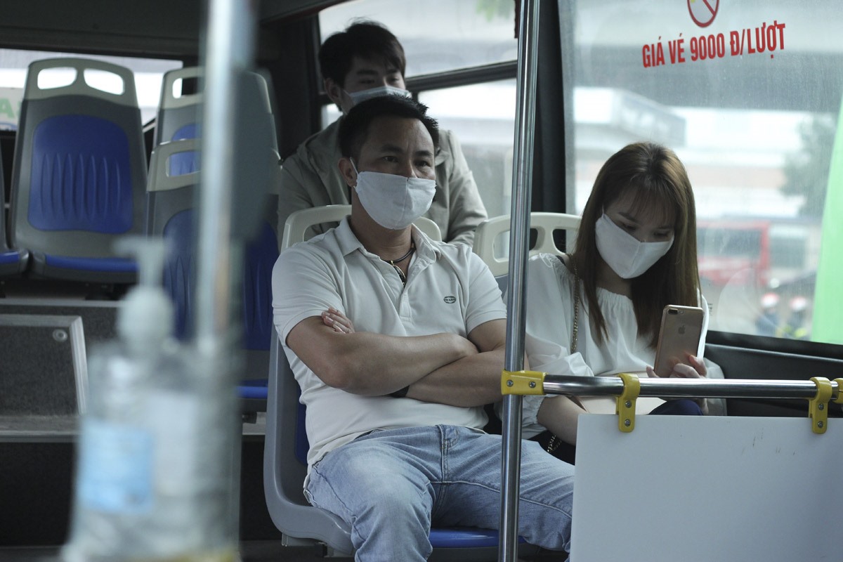 Trao đổi với Lao Động, ông Thái Hồ Phương- Phó Giám đốc Trung tâm Quản lý và điều hành giao thông đô thị Hà Nội cho biết: Để chống dịch COVID-19, trên tất cả các xe buýt đều được lắp đặt các dung dịch sát khuẩn, nước rửa tay khô cho hành khách sử dụng