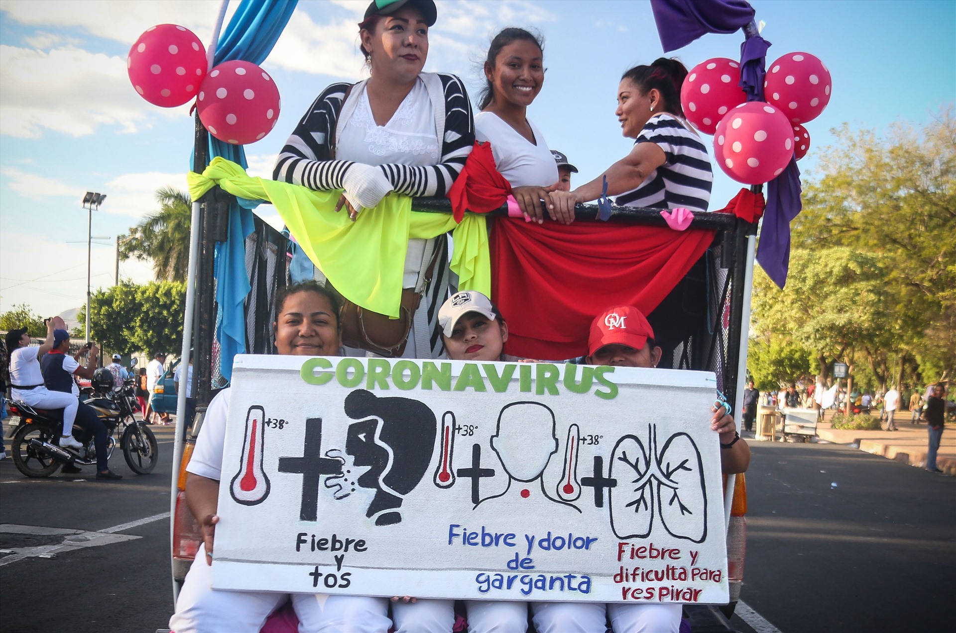 Những người tham gia míttinh với khẩu hiệu “Diễu hành yêu thương thời COVID-19” tại Managua hôm 14.3. Ảnh: CNN/AFP/ Getty Images