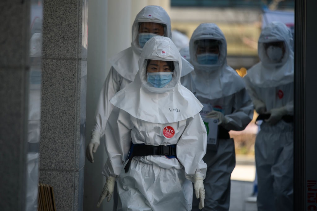 Nhân viên y tế đi đến khu vực cách ly khử trùng tại Bệnh viện Đại học Keimyung ở Daegu (Hàn Quốc). Ảnh: CNN/ AFP/ Getty Images